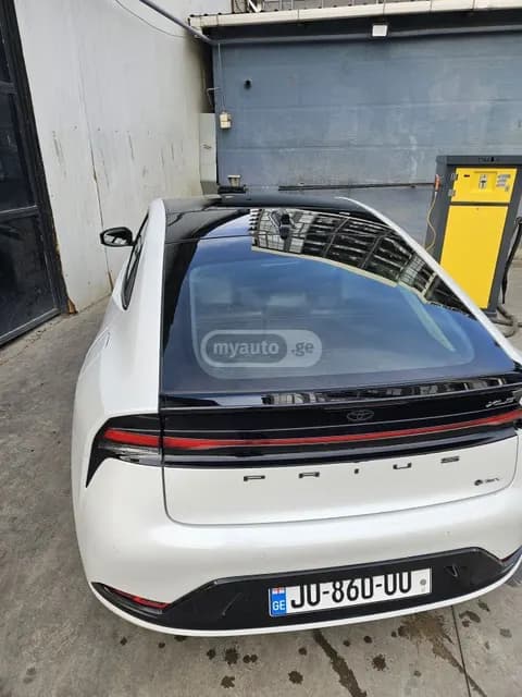 Toyota Prius 2023 купить в Москве